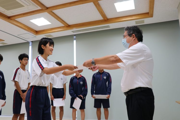 校長先生から生徒会長への任命証の授与